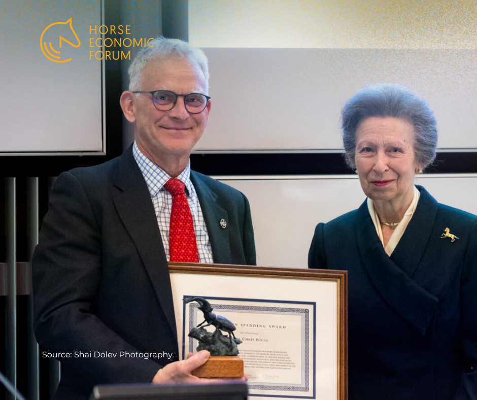 Veterinário distinguido por trabalho em bem-estar equino na China